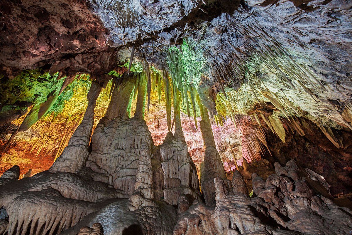 Una cueva con muchas rocas y un techo muy colorido.