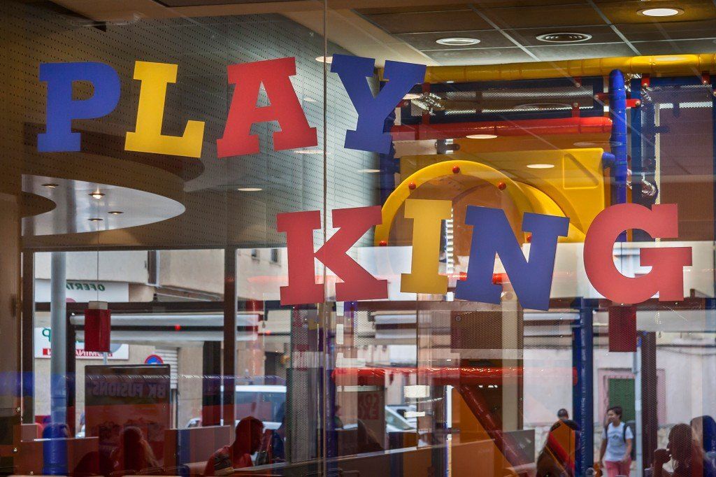 Detrás de una puerta de cristal hay un cartel que dice