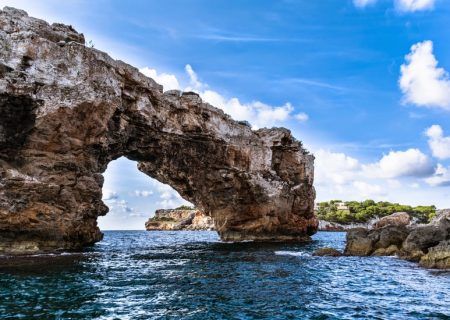 Una gran formación rocosa en medio de un cuerpo de agua.