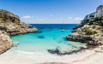 Hay un barco en el agua cerca de la playa.