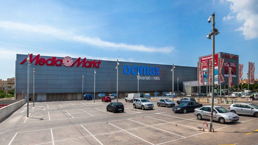 Un estacionamiento frente a una tienda MediaMarkt