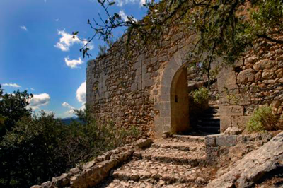 Un muro de piedra con escaleras que conducen hasta él.