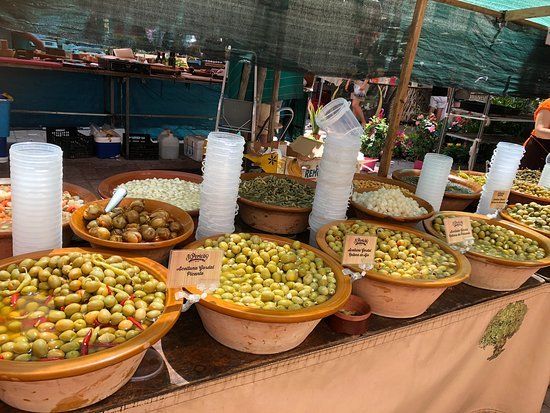 Una fila de cuencos llenos de diferentes tipos de comida sobre una mesa.