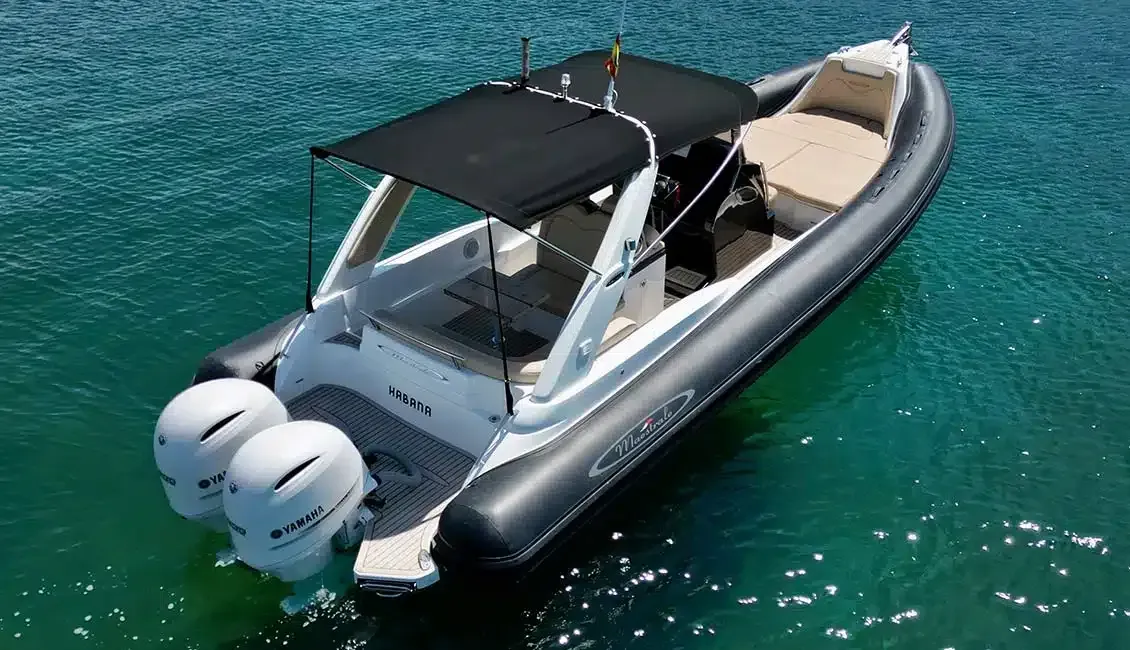 Un barco está flotando sobre un cuerpo de agua.