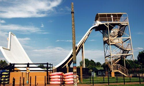 Un tobogán de agua con una escalera que conduce a él.