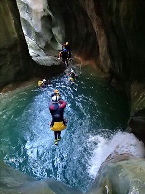Un grupo de personas está nadando en un cañón.