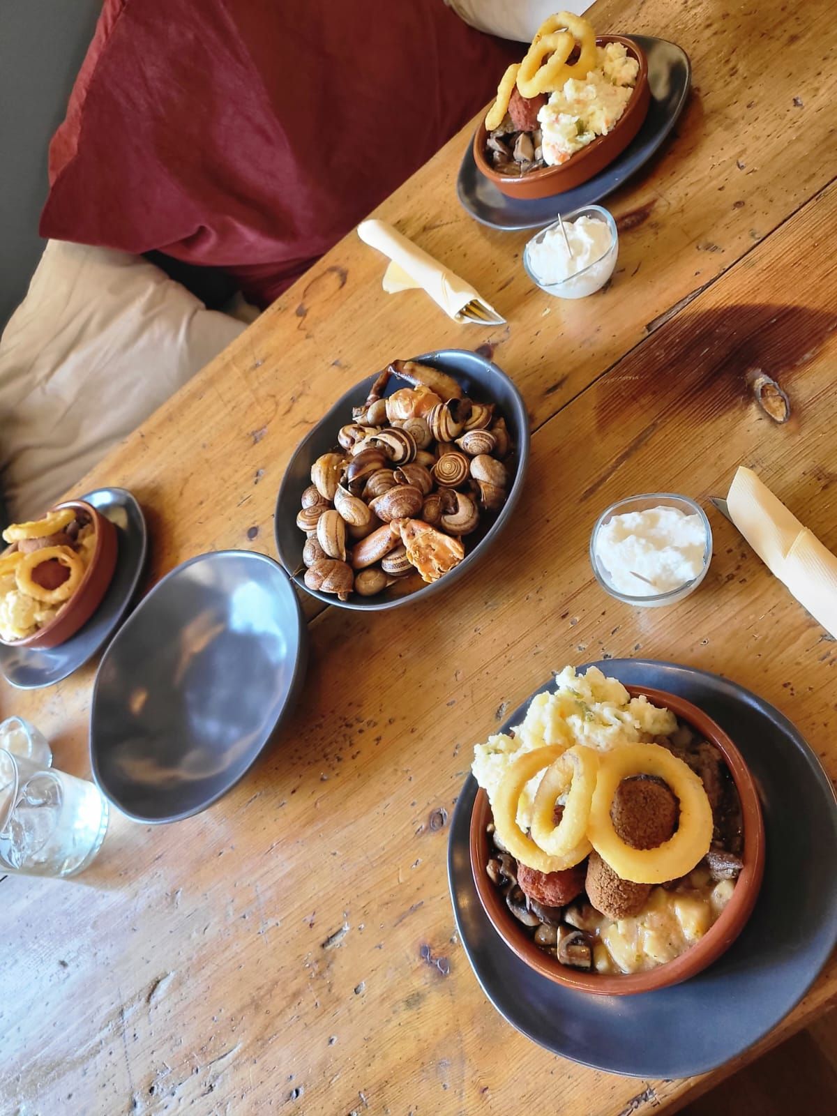 Una mesa de madera con platos de comida sobre ella.
