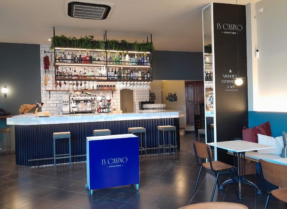 Un restaurante con mesas y sillas y un bar.