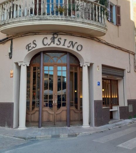 Un edificio que tiene la palabra casino.