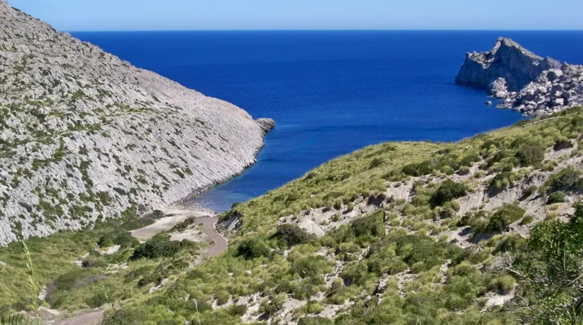 Una vista de un cuerpo de agua rodeado de montañas.