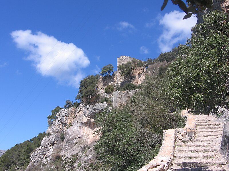 Escaleras que conducen a un castillo en la cima de una colina.