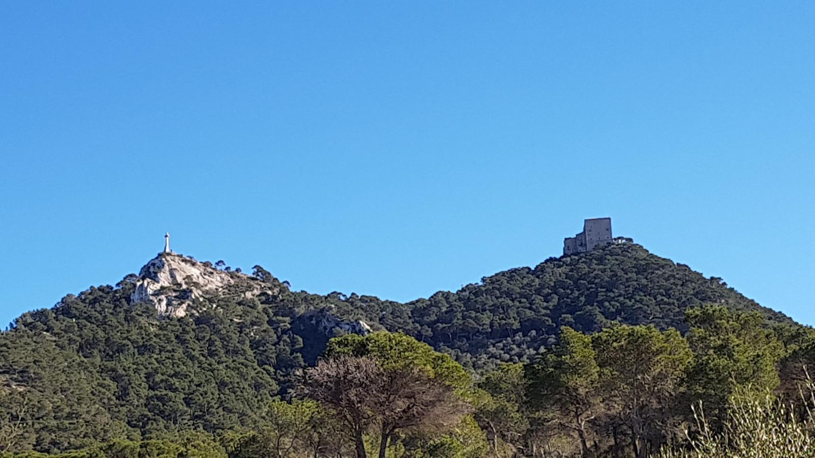Hay un castillo en la cima de una montaña en la distancia.