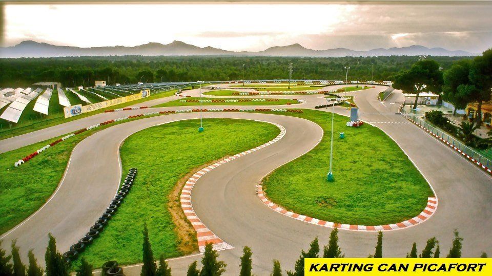 Una vista aérea de una pista de karts que dice que el karting puede picafort