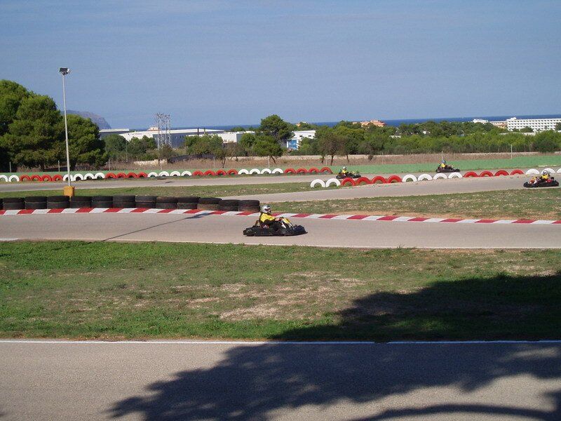 Una persona está conduciendo un kart en una pista.