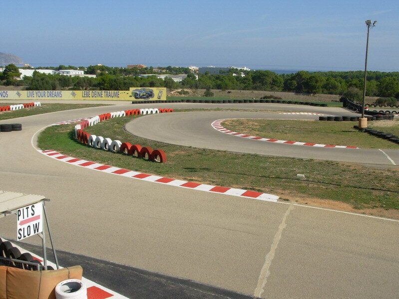 Una pista de carreras con un cartel que dice 'alquiler'