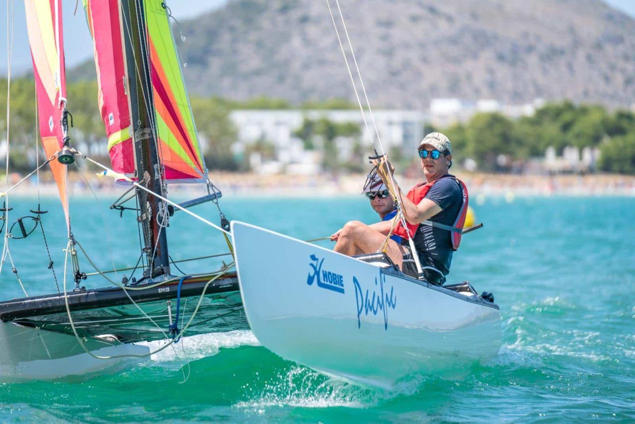 Una pareja de personas están navegando en un barco en el océano.