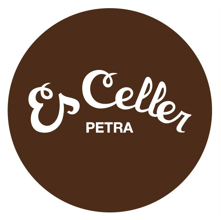 Un círculo marrón con las palabras es celler petra en él.