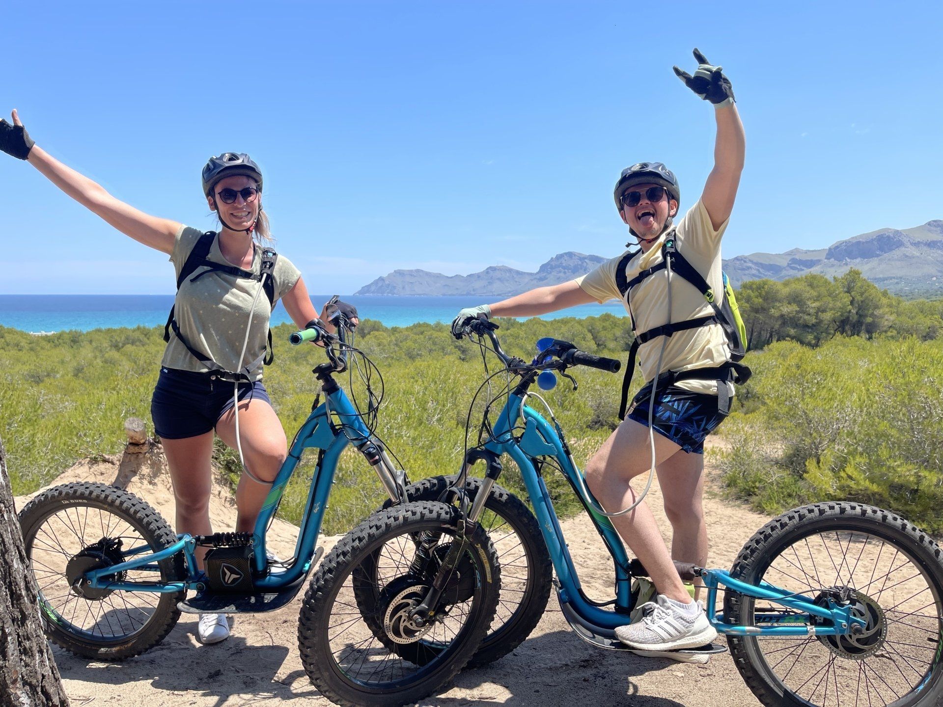 Dos mujeres están paradas una al lado de la otra en bicicletas.