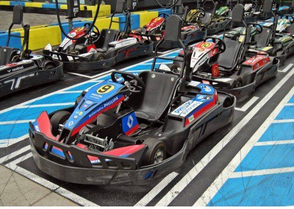 Una fila de karts están estacionados en un estacionamiento.