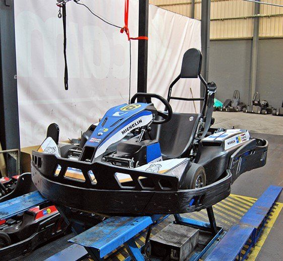 Un kart Michelin está sentado en un elevador.