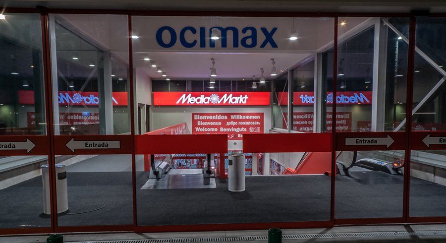 Una tienda con un cartel que dice ocimax.