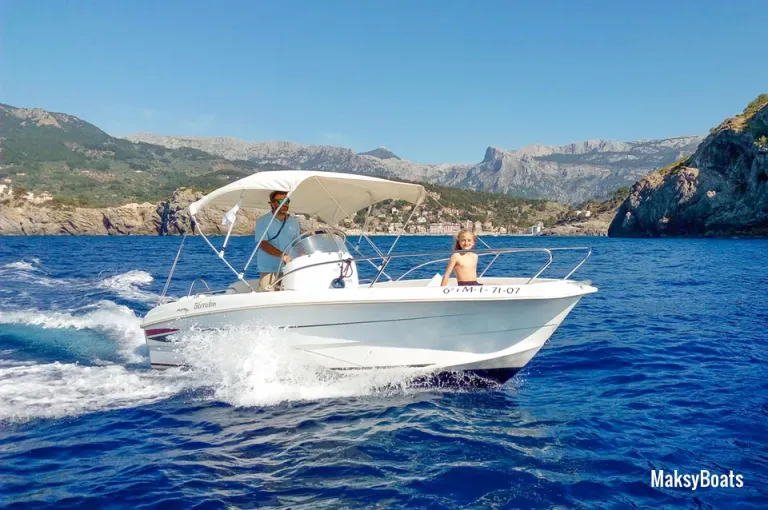Un hombre y un niño viajan en un bote en el océano.
