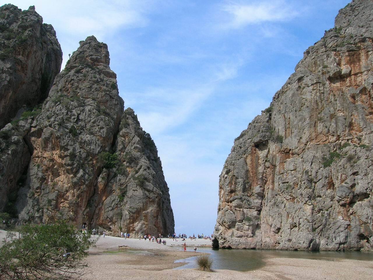 Un río corre por un cañón entre dos montañas.