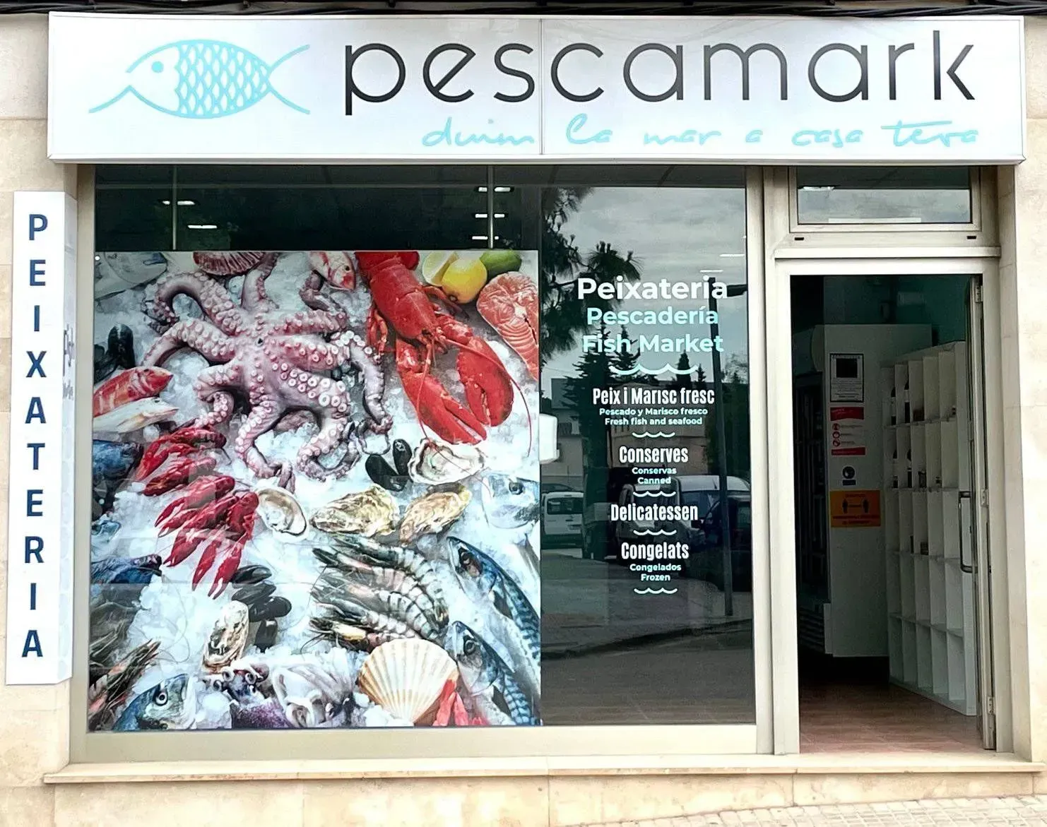 Un escaparate con un cartel que dice Pescamark