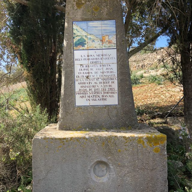 Un obelisco de piedra con una placa que dice
