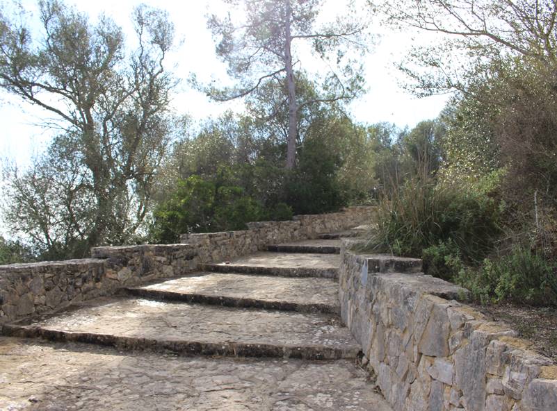 Un conjunto de escaleras de piedra que conducen a un muro de piedra.
