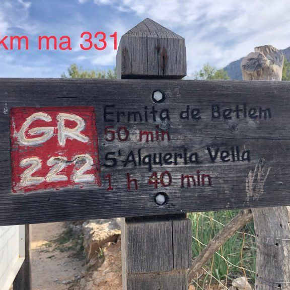 Un cartel de madera que dice ermita de behem.