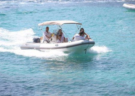 Un grupo de personas está viajando en un barco en el océano.