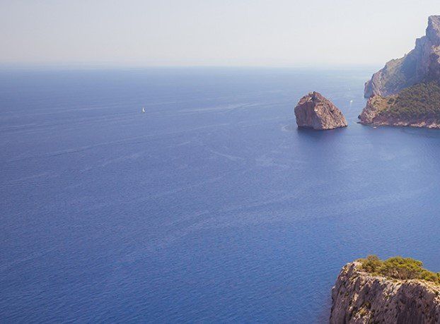 Hay dos rocas en el medio del océano.