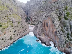 Una vista aérea de un cuerpo de agua rodeado de montañas.