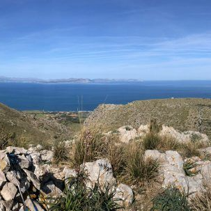 Una vista del océano desde la cima de una montaña.