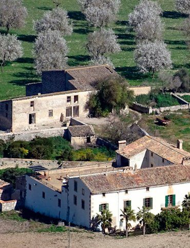 Una vista aérea de una casa en medio de un campo.