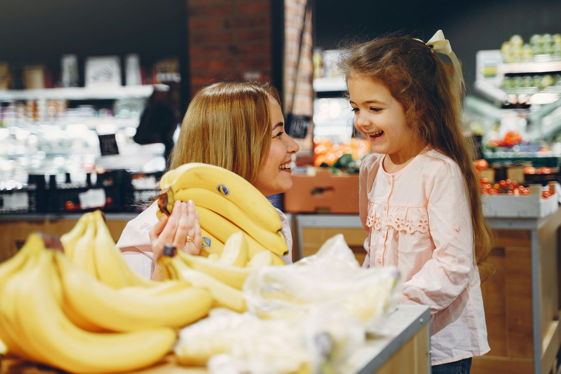 child with parent in grocery s