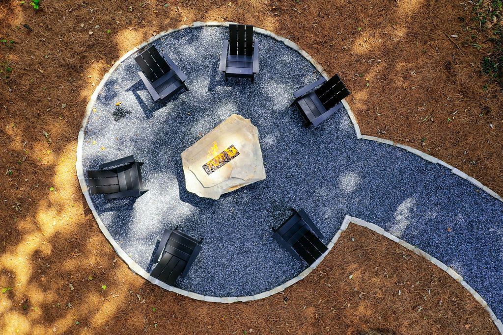 Circular Fire pit with fire rock and mini slate chip