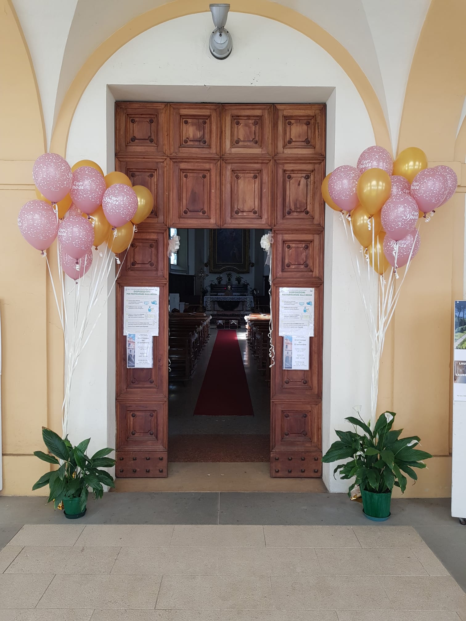 Decorazione portone matrimonio