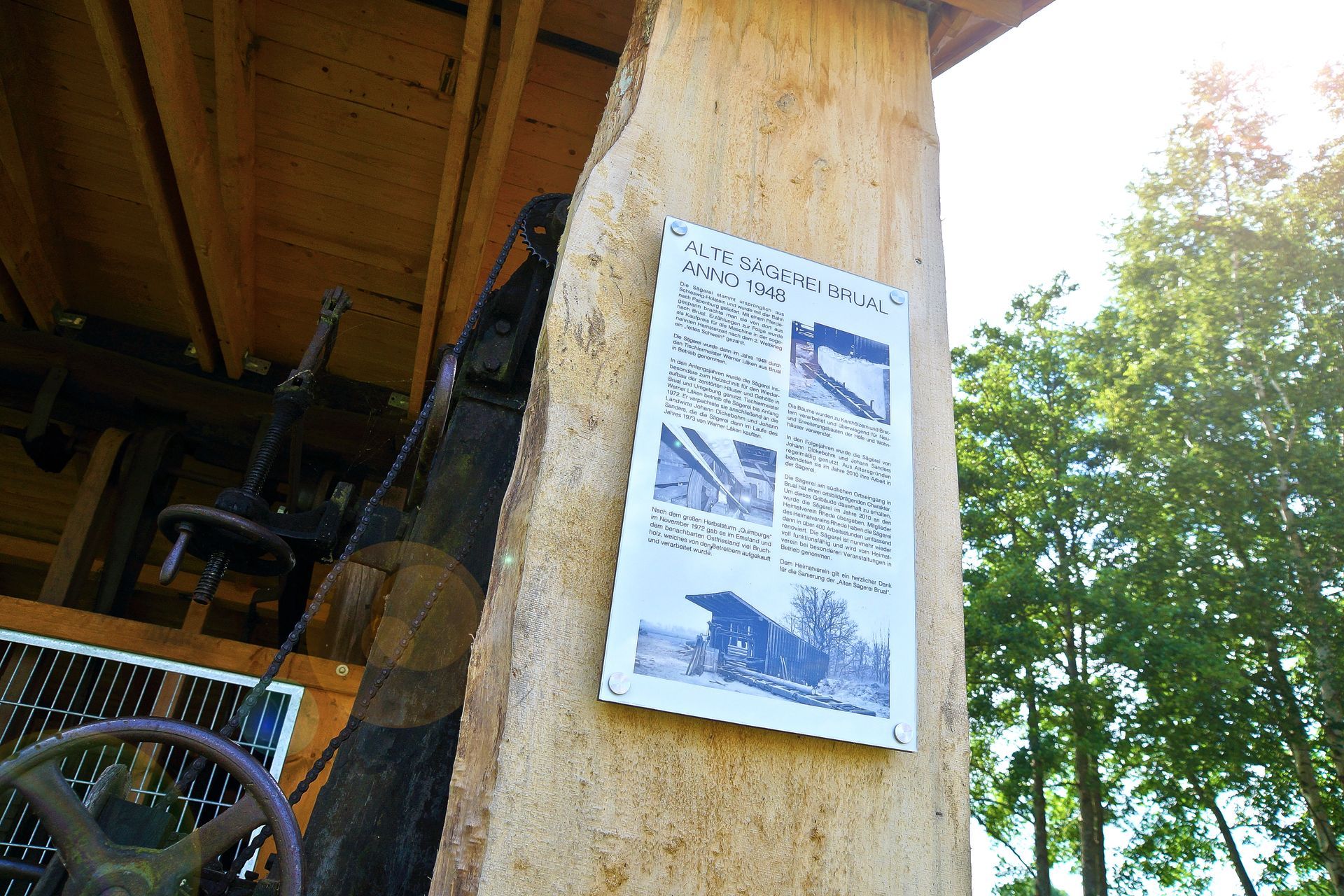 Ein Schild an der Seite eines Gebäudes erklärt, wie man eine Windmühle benutzt