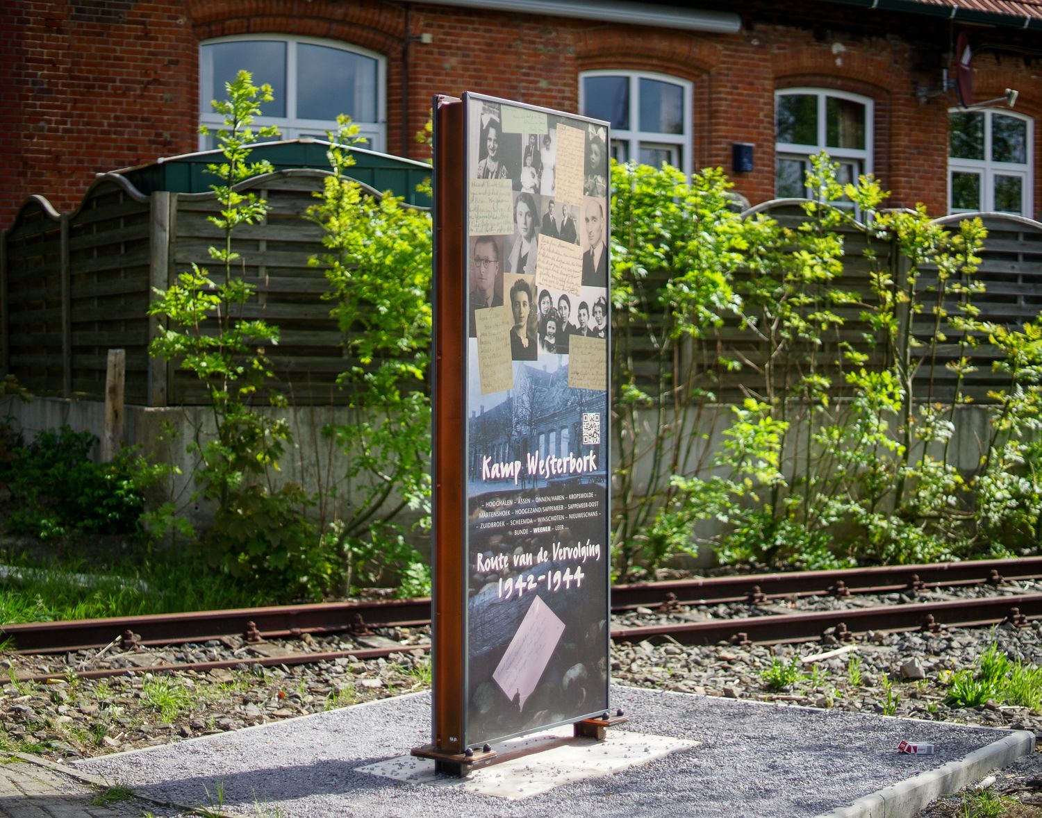 Ein Backsteingebäude mit einem Schild davor