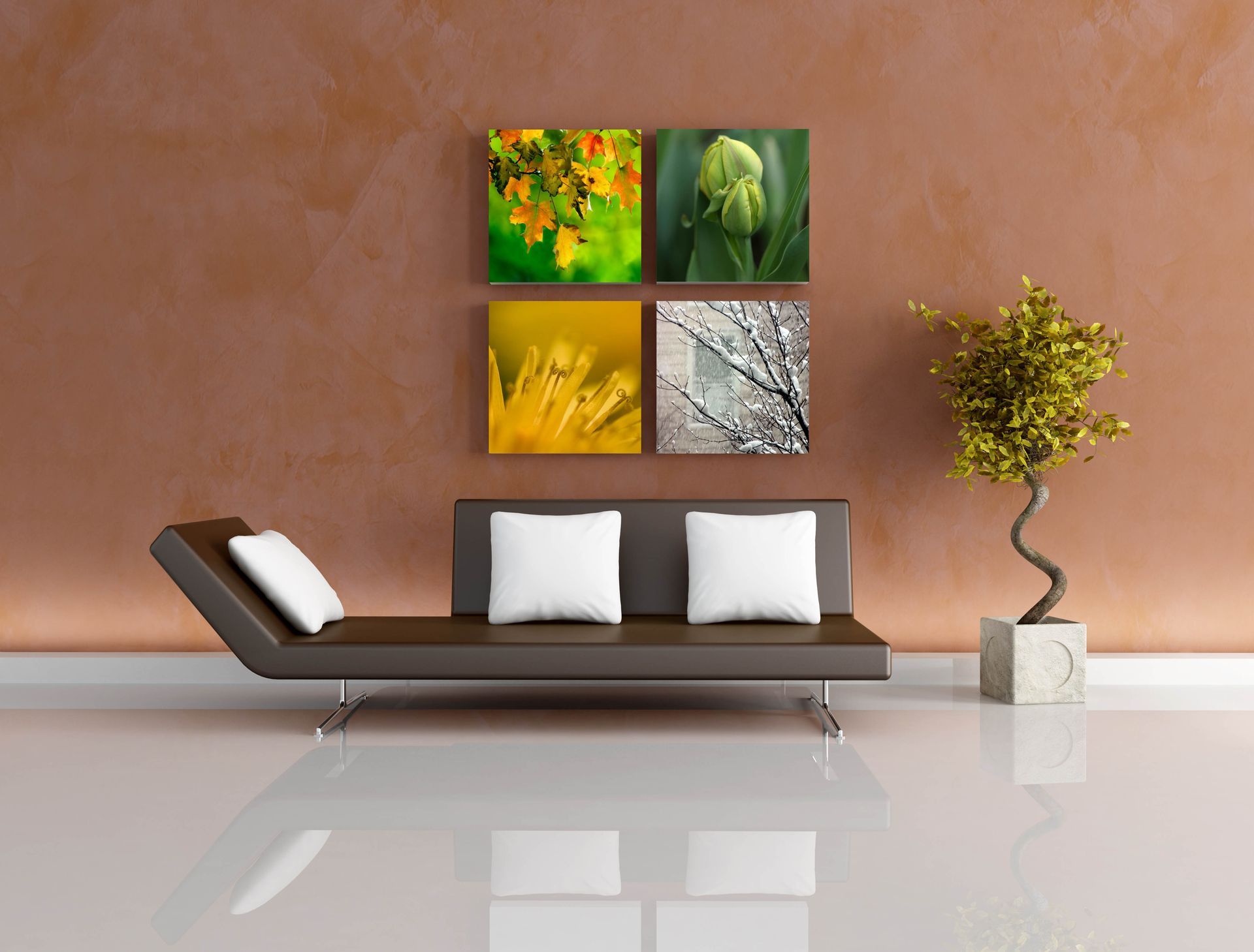 Ein Wohnzimmer mit einer Couch und vier Bildern an der Wand