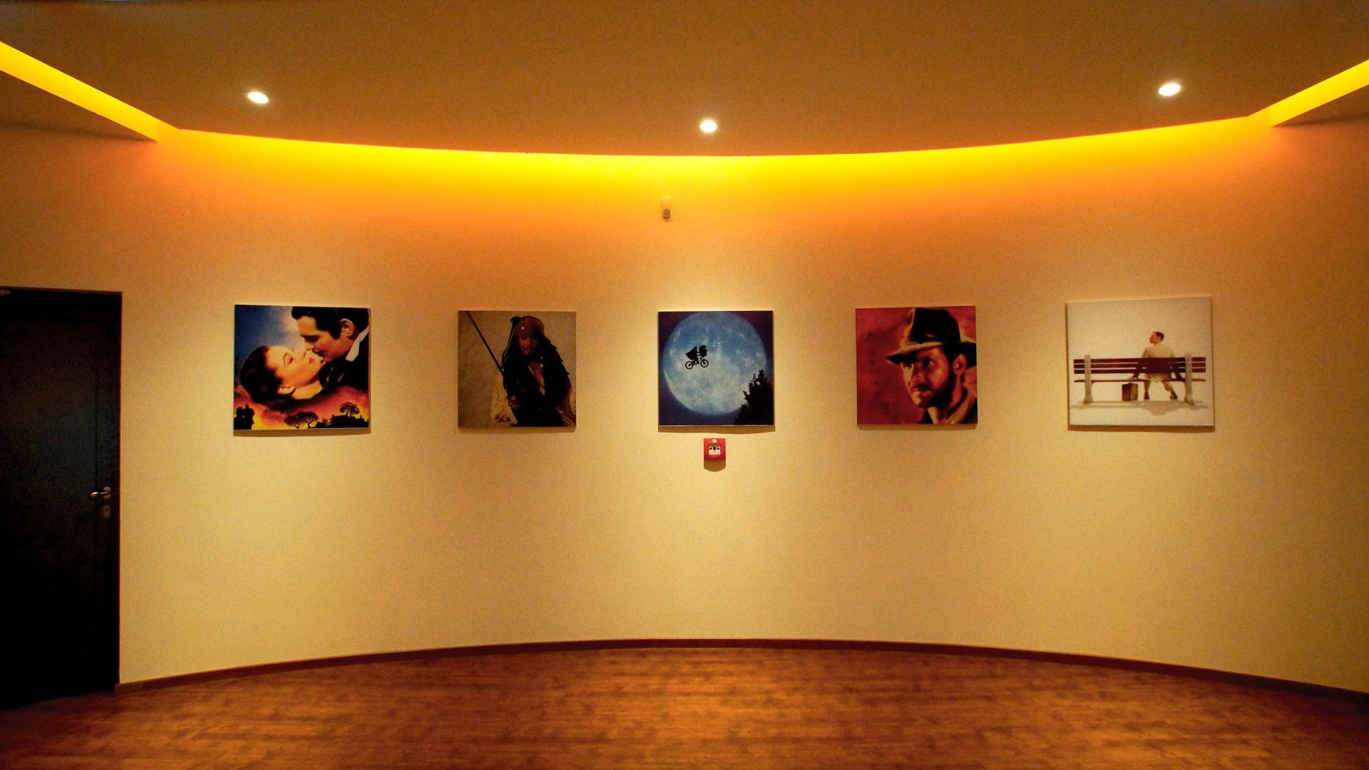 Ein Zimmer mit ein paar Bildern an der Wand