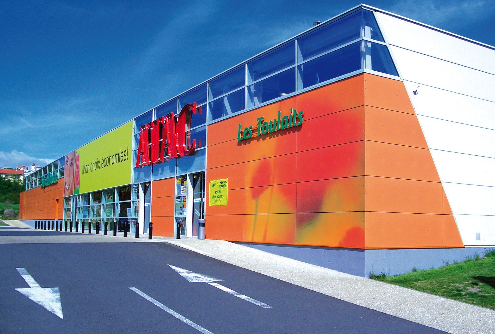 Ein orange-weißes Gebäude mit dem Wort „King“ darauf