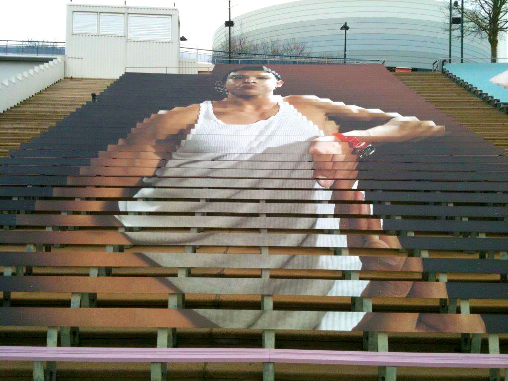Auf den Rückwänden der Tribüne ist ein Basketballer gedruckt