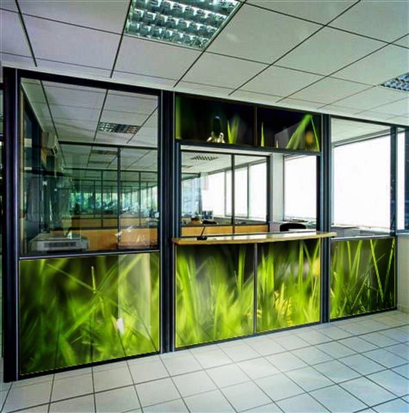 Ein Empfangsbereich mit einem Wandbild aus grünem Gras an der Wand