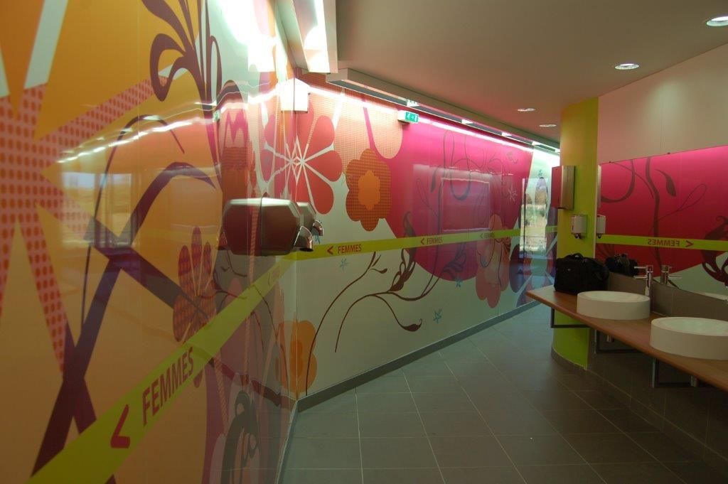 Ein Flur mit einem Wandgemälde mit der Aufschrift „Femmes“