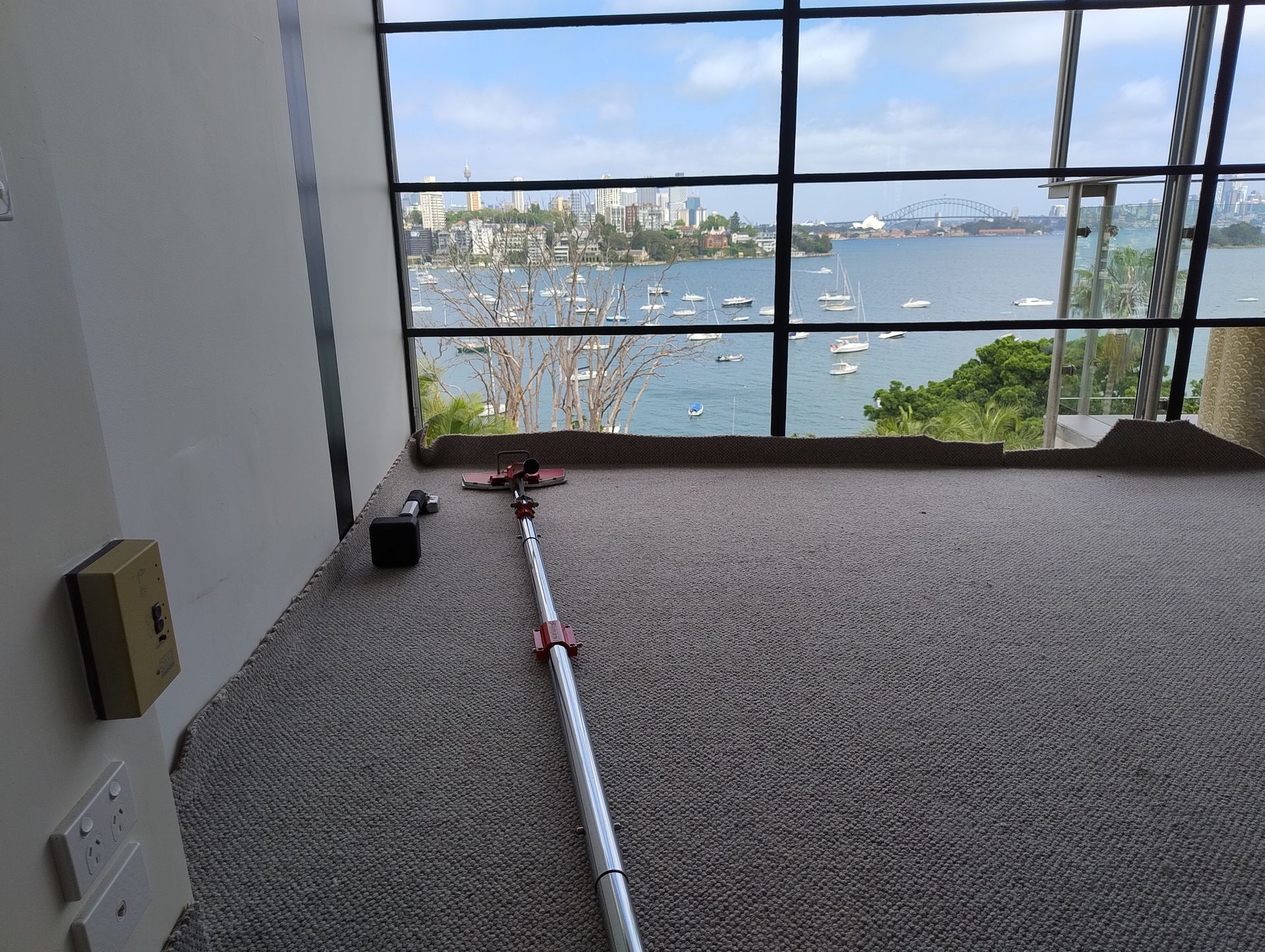 Carpet restretching in bedroom