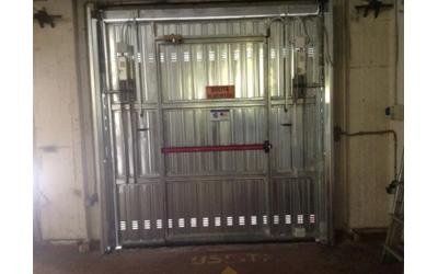 visuale interna di una porta sezionale per garage