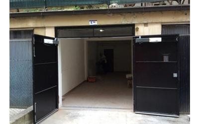 porta per garage con ante in ferro aperte